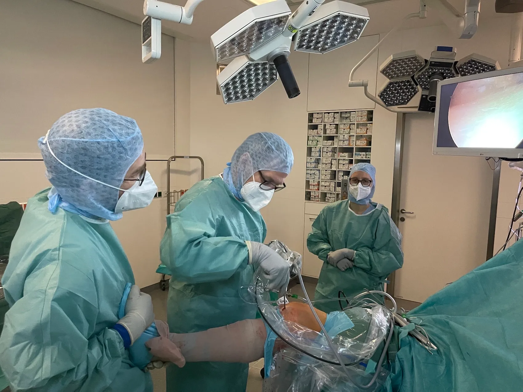 Arthroskopischer Eingriff im Operationssaal