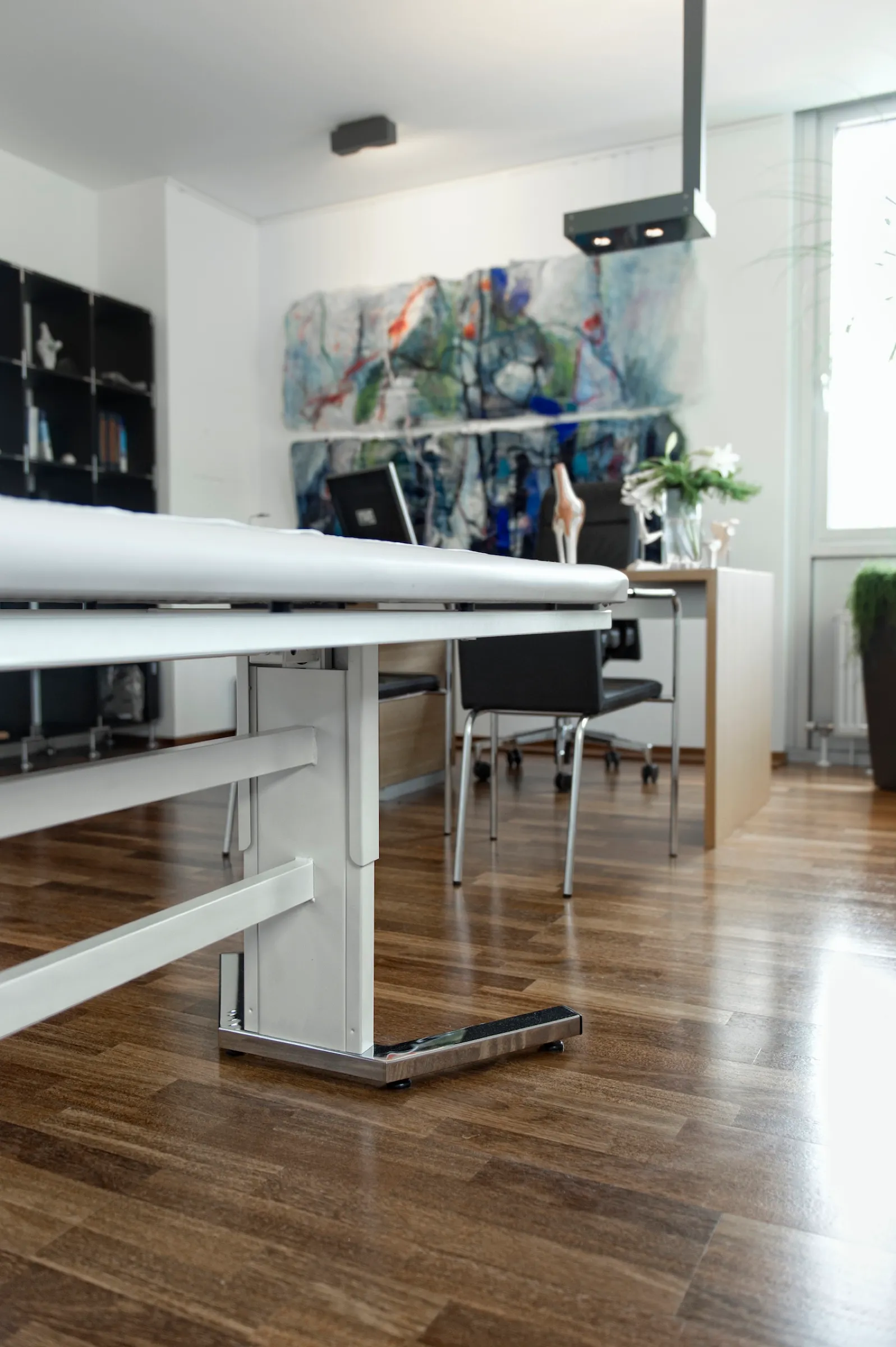 Helles Untersuchungszimmer der Ordination
